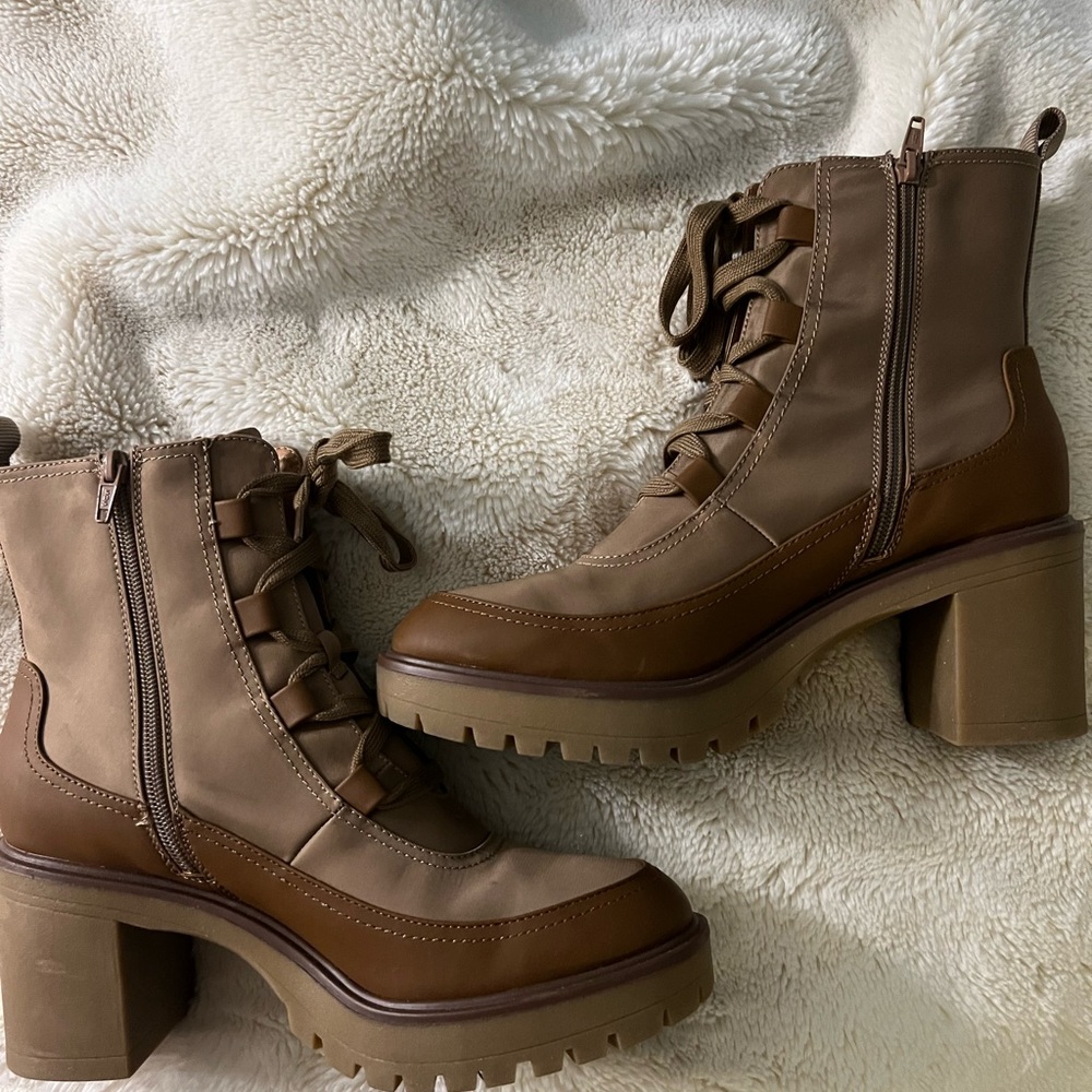 Universal thread booties size 11